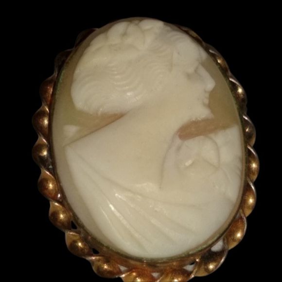 Jewelry - Vintage Small Cameo Brooch